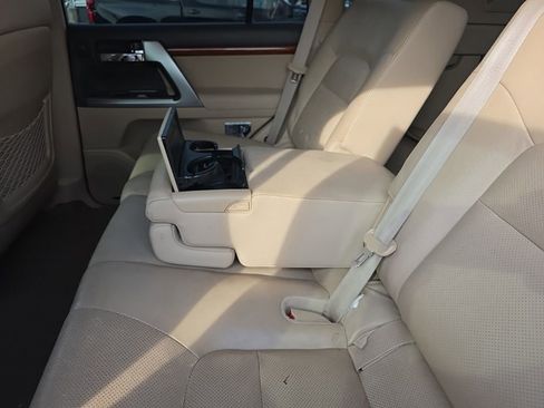 Used 2014 Toyota Land Cruiser image 17