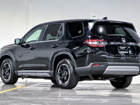 Used 2025 Honda Pilot EX-L image 3