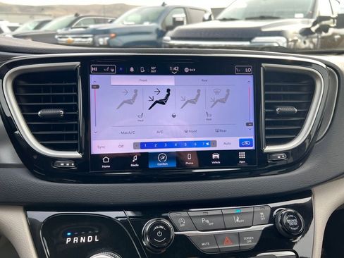 Used 2023 Chrysler Pacifica Touring-L image 16