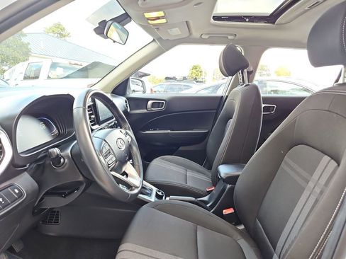 Used 2025 Hyundai Venue SEL image 22