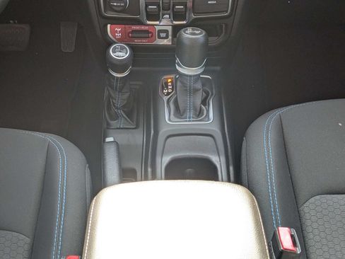 Used 2022 Jeep Wrangler Unlimited Rubicon 4xe AWD/4WD image 19