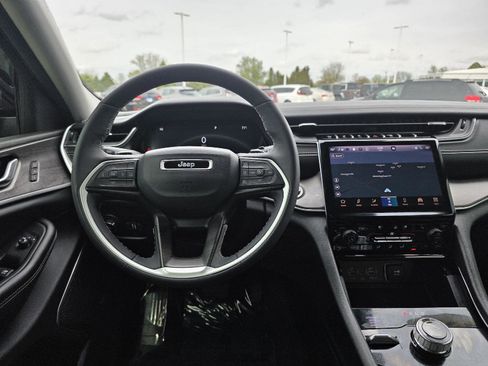 Used 2023 Jeep Grand Cherokee L Limited w/ Luxury Tech Group II image 4