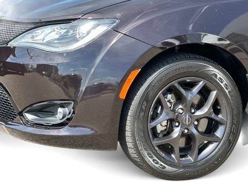 Used 2019 Chrysler Pacifica Touring-L Plus w/ S Appearance Package FWD image 7
