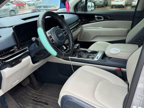 Used 2025 Kia Carnival SX Prestige FWD image 2