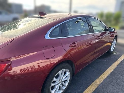 Used 2017 Chevrolet Malibu LT w/ Leather Package FWD image 4