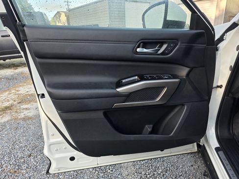 Used 2023 Nissan Pathfinder Platinum image 13