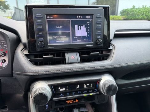 Used 2021 Toyota RAV4 LE FWD image 5