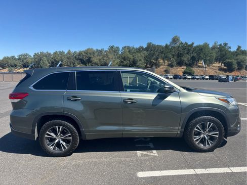 Used 2018 Toyota Highlander LE FWD image 4