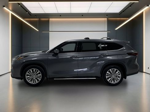 Used 2024 Toyota Highlander Platinum FWD image 2