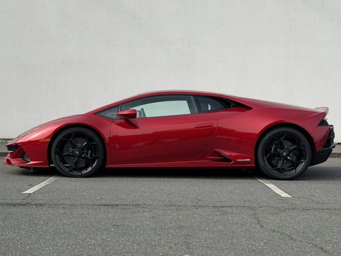 Used 2021 Lamborghini Huracan EVO image 2