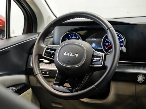 Used 2023 Kia Carnival LX FWD image 23