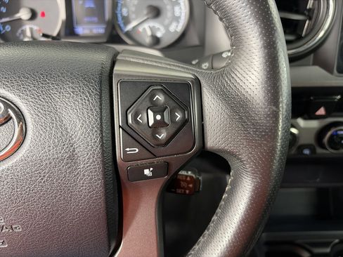 Used 2017 Toyota Tacoma TRD Sport AWD/4WD image 30