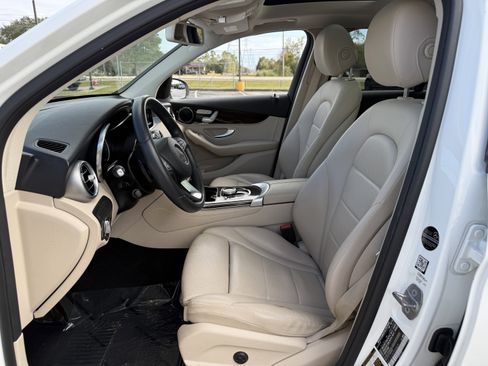 Used 2018 Mercedes-Benz GLC 300 w/ Premium Package image 29
