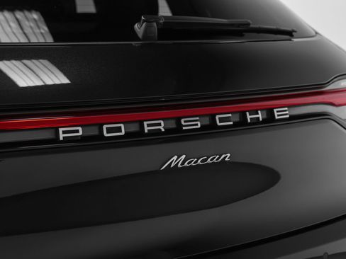 Certified 2022 Porsche Macan AWD/4WD image 18