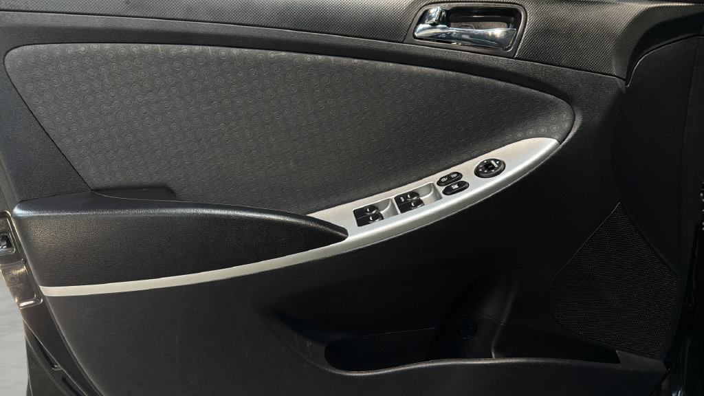 Used 2014 Hyundai Accent SE FWD image 19