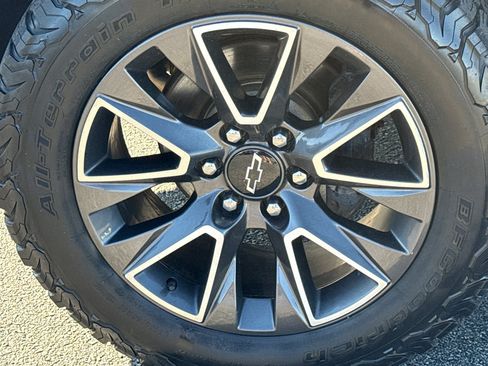 Used 2022 Chevrolet Suburban Z71 AWD/4WD image 8