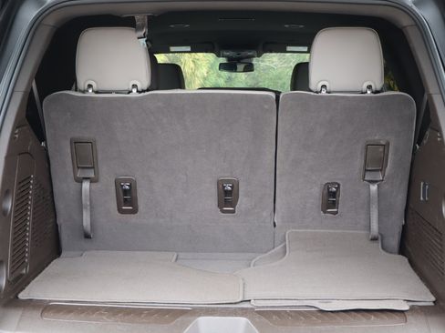 Used 2024 GMC Yukon SLT RWD image 36