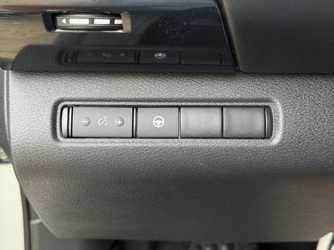 Used 2023 Nissan Pathfinder SV AWD/4WD image 30