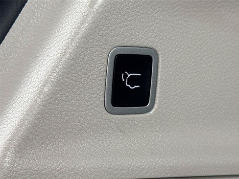 Used 2024 Chrysler Pacifica Touring-L FWD image 34