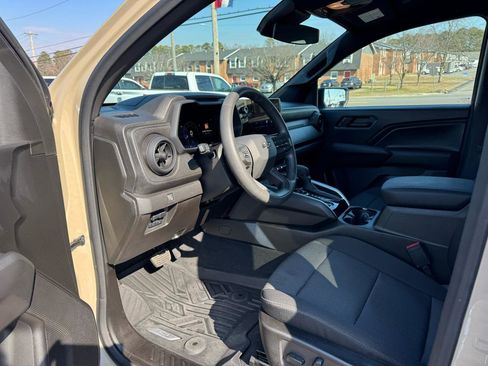 Used 2024 Chevrolet Colorado Trail Boss w/ Technology Package image 17