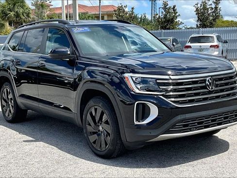 Certified 2024 Volkswagen Atlas SE w/ Black Wheel Package FWD image 2