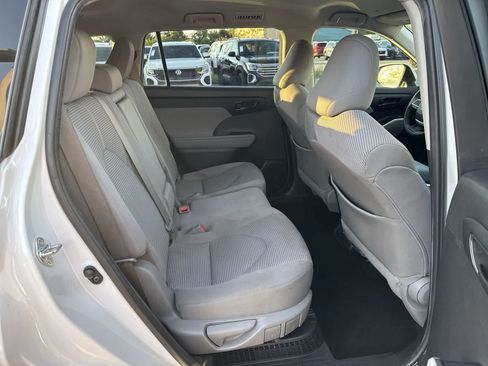 Used 2022 Toyota Highlander LE AWD/4WD image 27