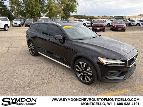 Used 2023 Volvo V60 B5 Cross Country Ultimate image 2
