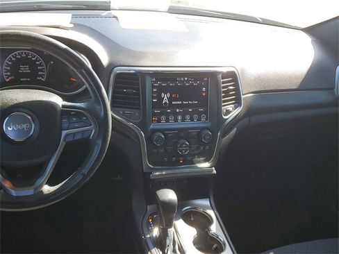 Used 2018 Jeep Grand Cherokee Laredo image 12