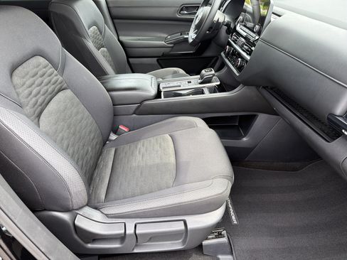 Used 2025 Nissan Pathfinder SV FWD image 23
