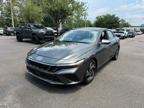 Used 2025 Hyundai Elantra SEL FWD image 1