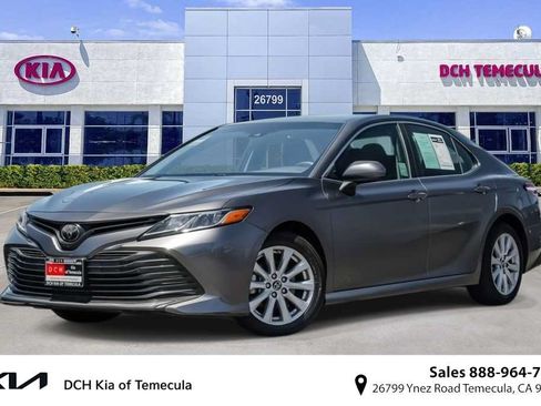 Used 2018 Toyota Camry LE FWD image 1