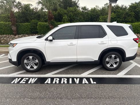 Used 2025 Honda Pilot EX-L image 3