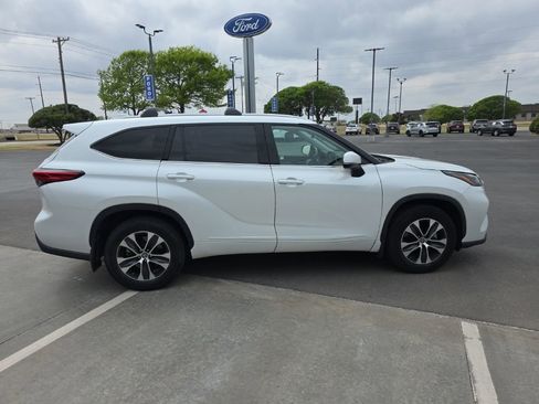 Used 2022 Toyota Highlander XLE image 8