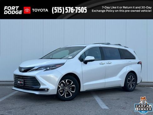 Used 2025 Toyota Sienna Platinum image 1