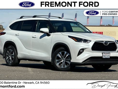 Used 2022 Toyota Highlander XLE AWD/4WD image 1