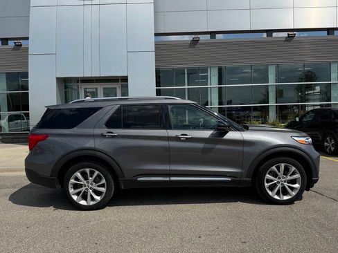 Used 2021 Ford Explorer Platinum w/ Equipment Group 601A AWD/4WD image 39