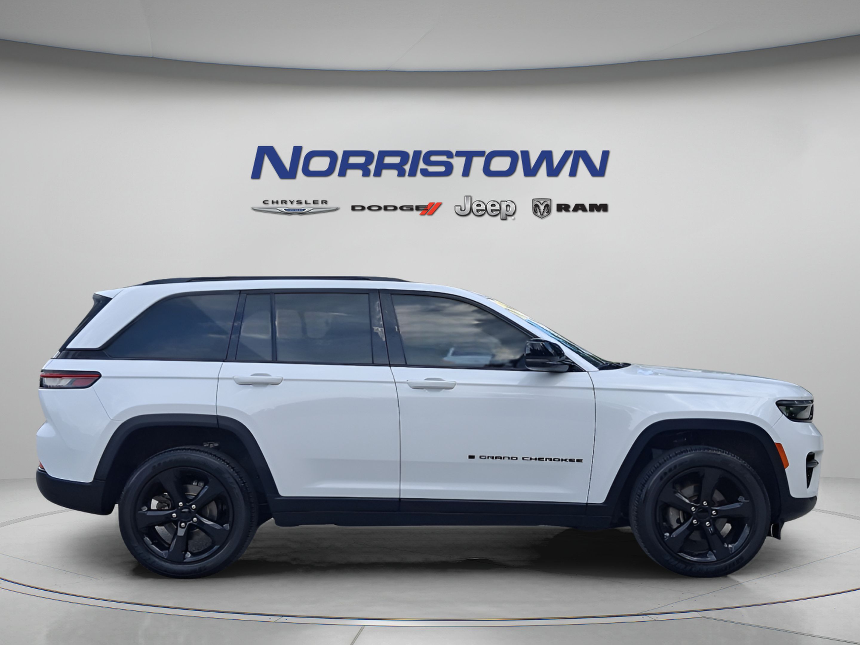 Used 2023 Jeep Grand Cherokee Altitude AWD/4WD image 7
