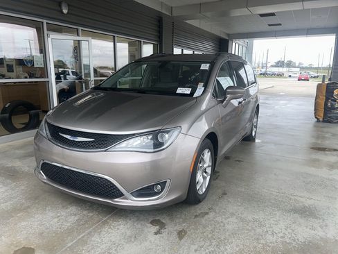 Used 2018 Chrysler Pacifica Touring Plus w/ Tire & Wheel Group image 2