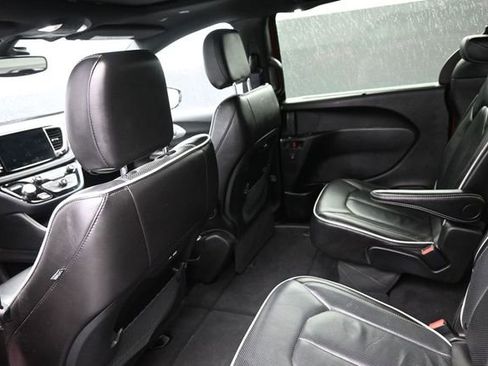 Used 2025 Chrysler Pacifica Limited FWD image 18