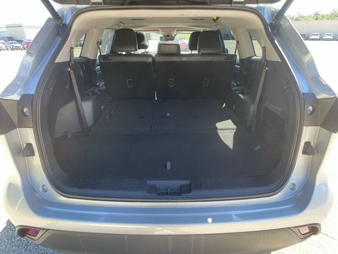 Used 2021 Toyota Highlander XLE AWD/4WD image 29