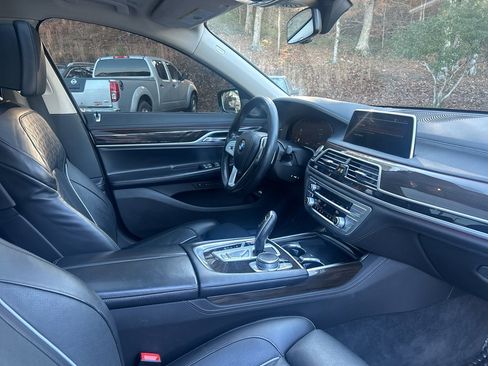 Used 2022 BMW 740i xDrive w/ Premium Package image 25