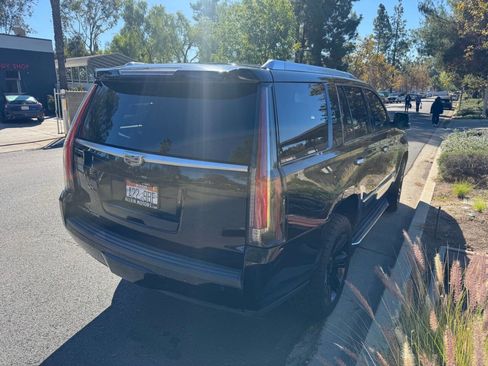 Used 2018 Cadillac Escalade Luxury image 4