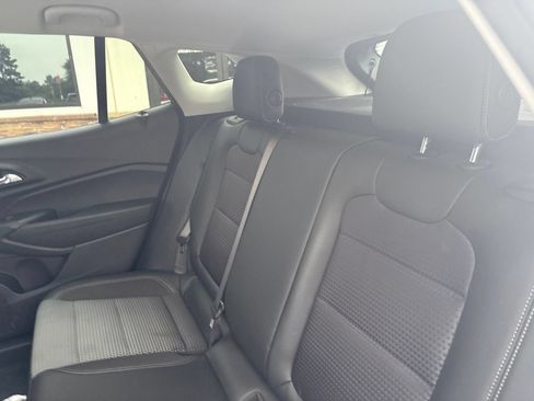 Used 2025 Chevrolet Trax LT w/ LT Convenience Package FWD image 6