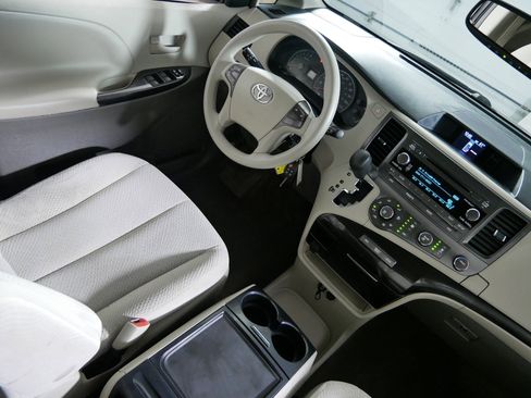 Used 2012 Toyota Sienna LE image 9