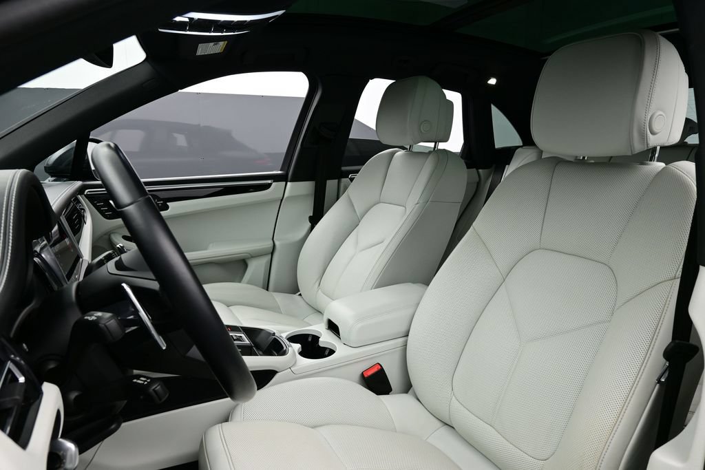 Certified 2023 Porsche Macan AWD/4WD image 5