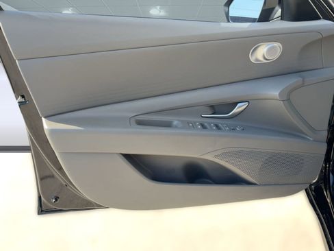 Used 2023 Hyundai Elantra SE image 12