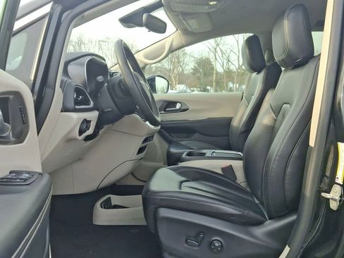 Used 2024 Chrysler Pacifica Select image 17