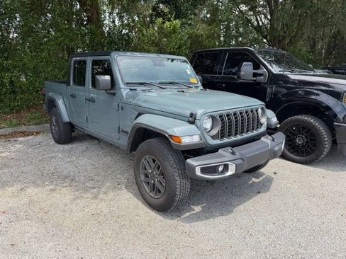 Used 2025 Jeep Gladiator Sport AWD/4WD image 2