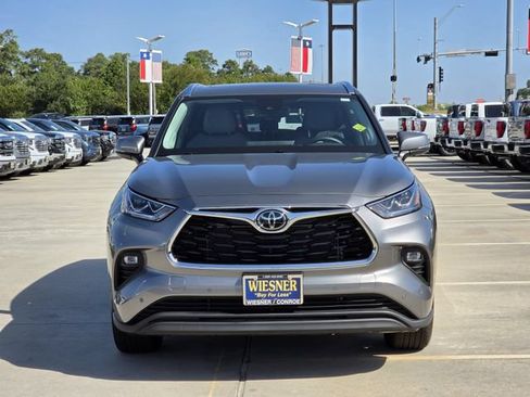 Used 2026 Toyota Highlander Limited AWD/4WD image 2