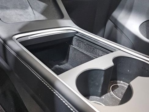 Used 2025 Tesla Model Y Long Range image 30